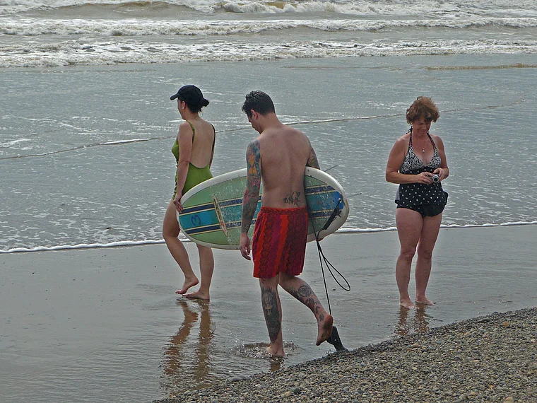 Costa Rica Dominical Surfer mit Surfbrett unterm Arm