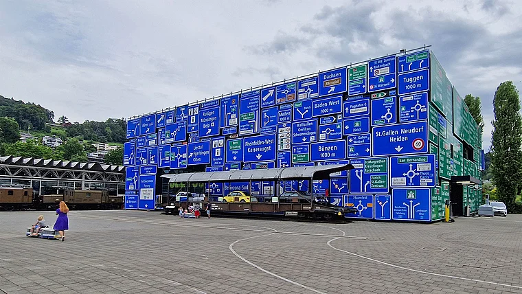 Luzern Verkehrshaus Straßenverkehr Außenaufnahme
