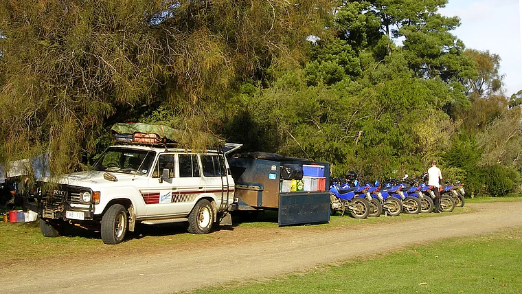 Tasmanien Port Arthur Campingplatz mit Motorrädern und Begleitfahrzeug