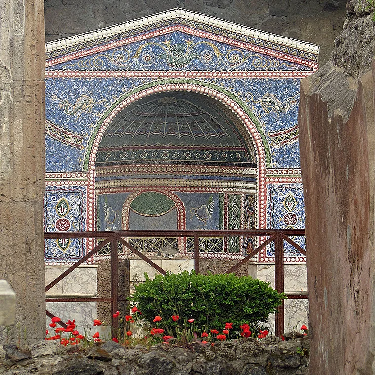 Pompeji Hausaltar mit Mosaik
