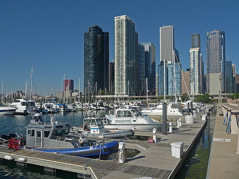 Chicago Yachten vor Skyline