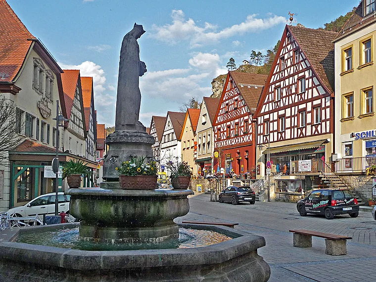 Fränkische Schweiz Pottenstein Marktplatz Brunnen