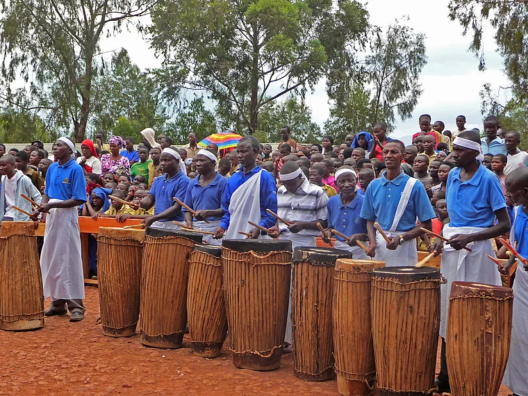 Ruanda Centre Scolaire Ntura Protestant Trommler in Reihe