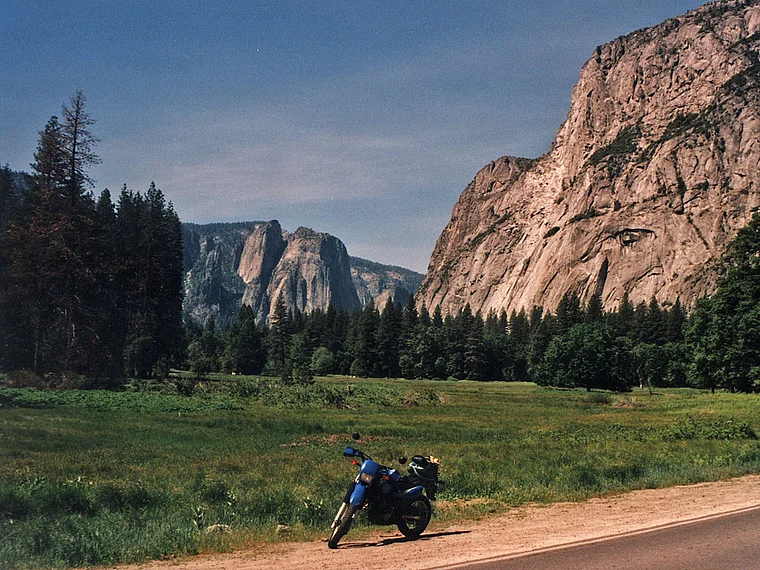 Yosemite Landschaft mit Motorrad am Straßenrand