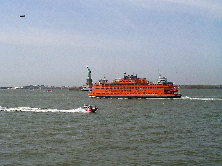New York Staten Island Ferry von fern