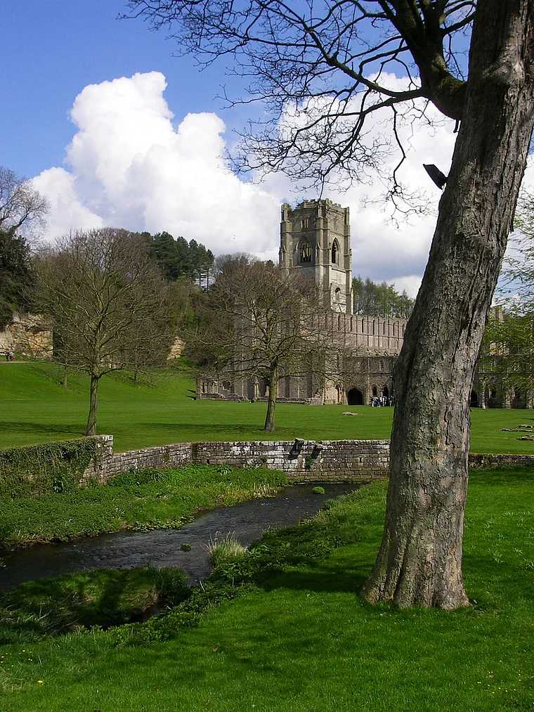 Yorkshire Fountains Abbey von weiter weg