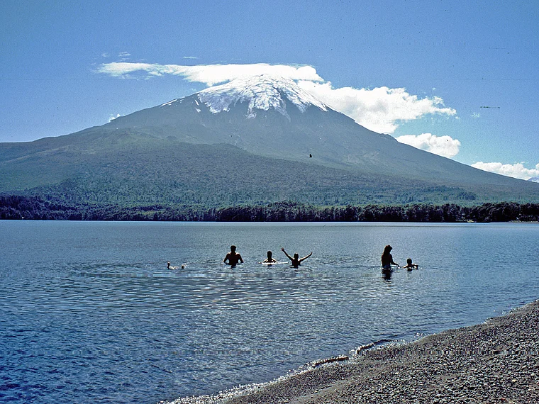 Chile Vulkan Osorno Lago Llanquihue mit Badenden