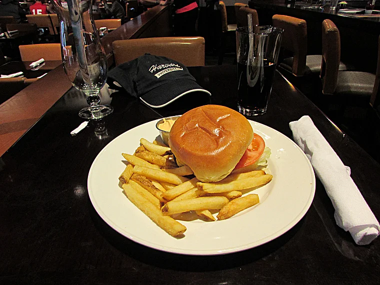 Hard Rock Cafe Boston Hamburger mit Pommes