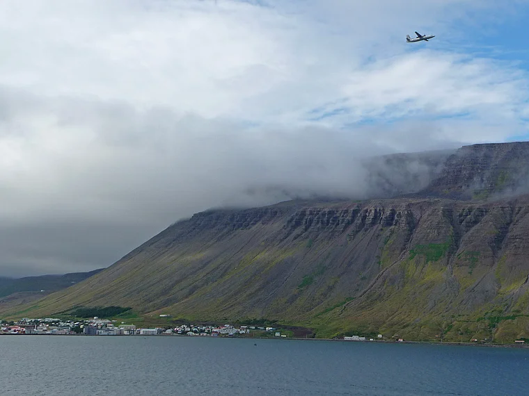 Island Bucht Isafjördur mit startendem Flugzeug