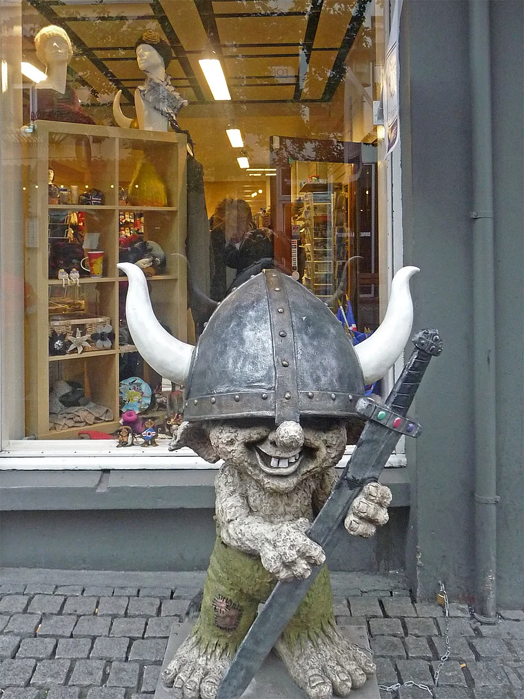 Island Reykjavik Trollfigur vor Laden