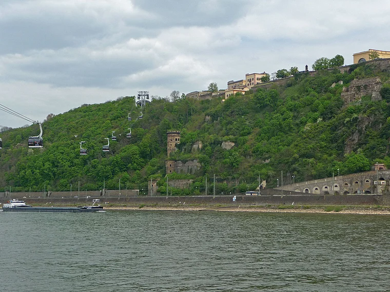 Koblenz Rheinufer Blick auf Seilbahn und Ehrenbreitstein