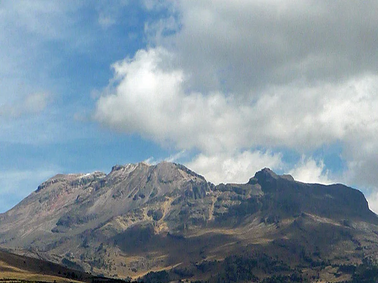 Mexiko Iztaccíhuatl von fern