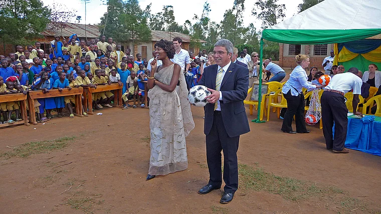 Ruanda Centre Scolaire Nyarusange Roger Lewentz mit Fußball