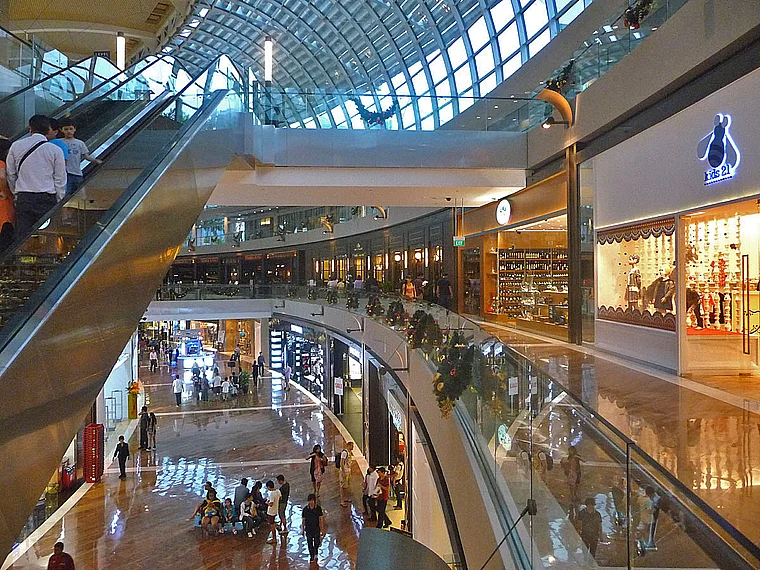 Einkaufszentrum in Singapur mit Rolltreppen unter einem Glasdach