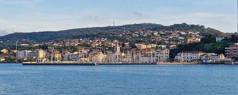 Triest Muggia von fern