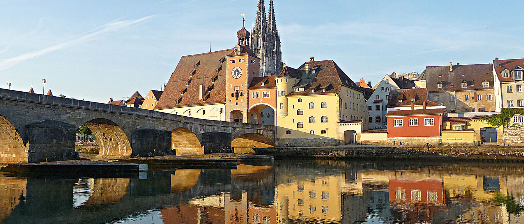 Regensburg Donau Steinerne Brücke Morgenlicht