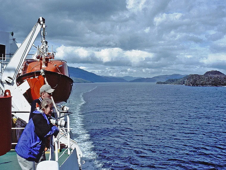 Chile Navimag Fähre Reling mit Touristen