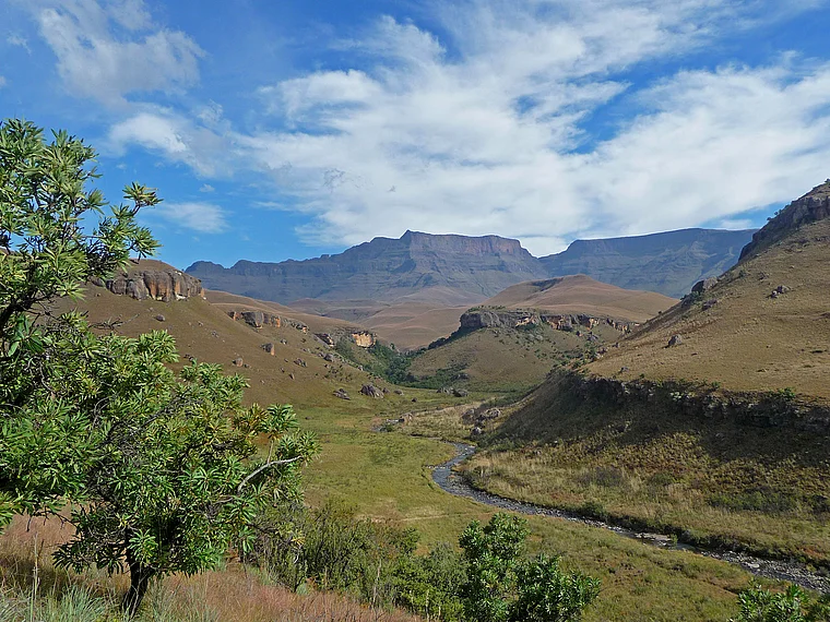 Südafrika Drakensberge Giant's Castle von fern