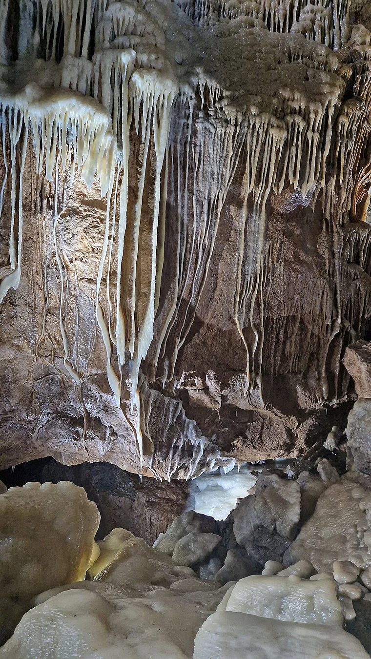 Breitscheid Westerwald Schauhöhle Sinterfahnen