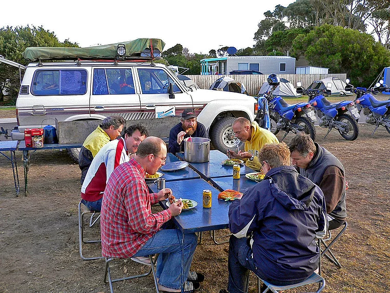 Tasmanien Motorradtour Abendessen auf Campingplatz