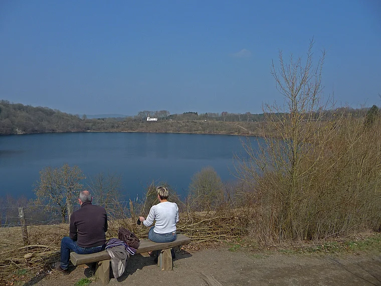 Vulkaneifel Totenmaar mit Besuchern Vorfrühling