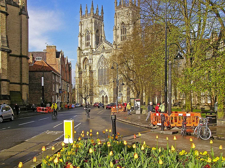 York Münster mit Tulpen