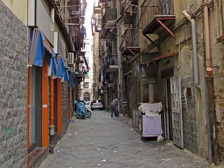 Neapel dunkle Gasse