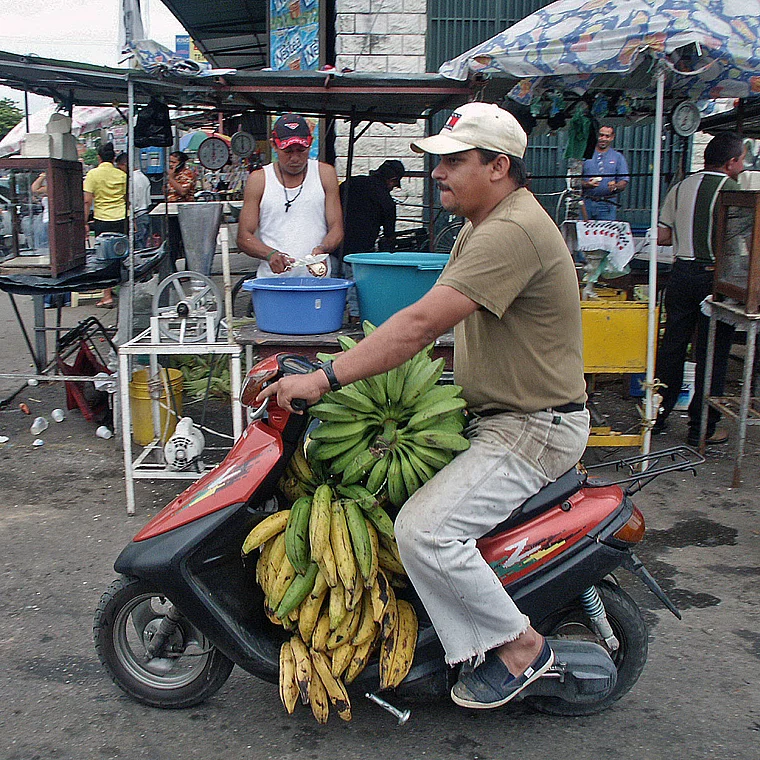 Venezuela Bananenhändler auf Motorroller