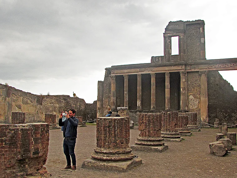 Pompeji Ruinen mit Tourist und Kamera