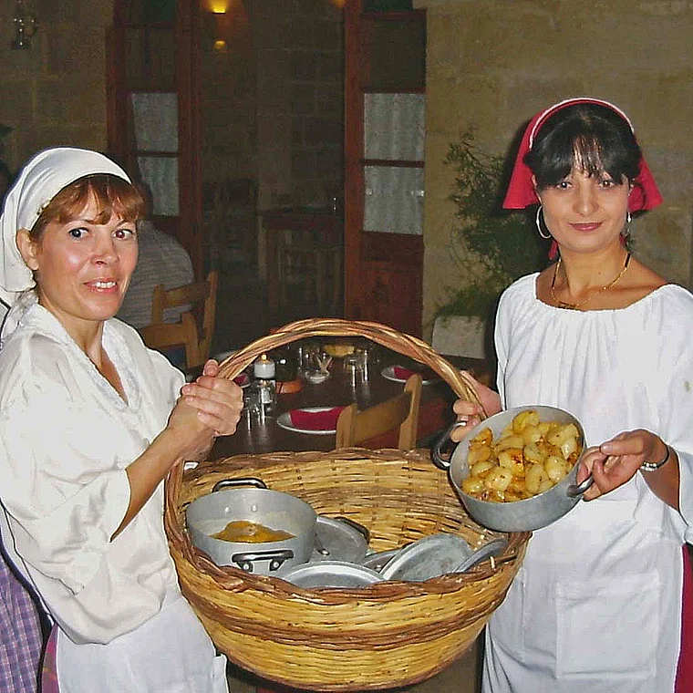 Malta Qormi Ir Razzett L'Antik Kellnerinn mit Essenskorb