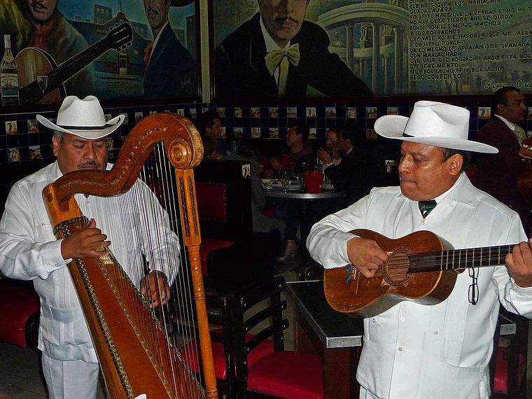 Mexico City Mariachi Musikanten Restaurant Harfe und Gitarre