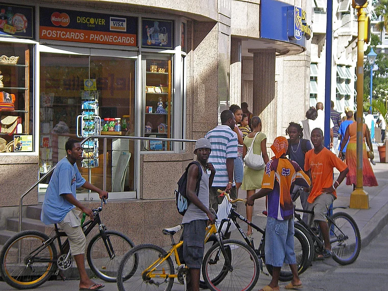 Barbados junge Männer mit Fahrrädern