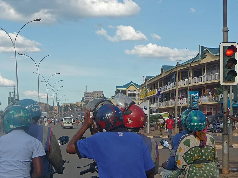 Ruanda Kigali Motorrad Taxis von hinten nah