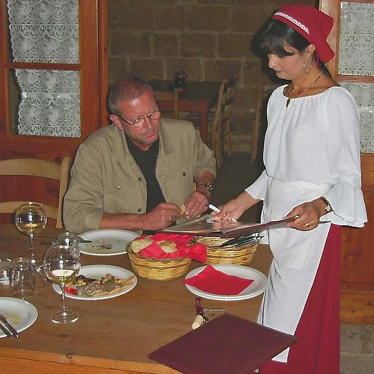 Malta Qormi Ir Razzett L'Antik Kellnerin mit Gast
