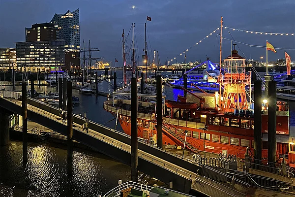 Hamburg Elbpromenade Hafenblick