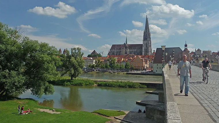 Regensburg Naherholungsgebiet Steinerne Brücke Donauufer
