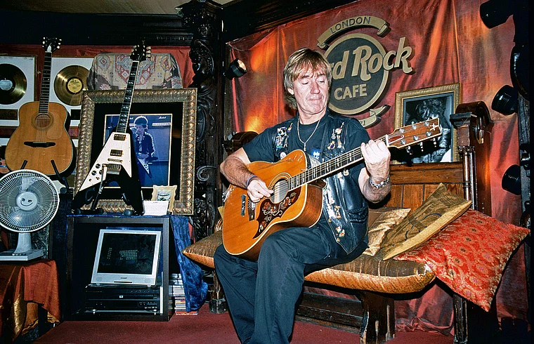 Hard Rock Cafe Vault Beaky spielt Gitarre