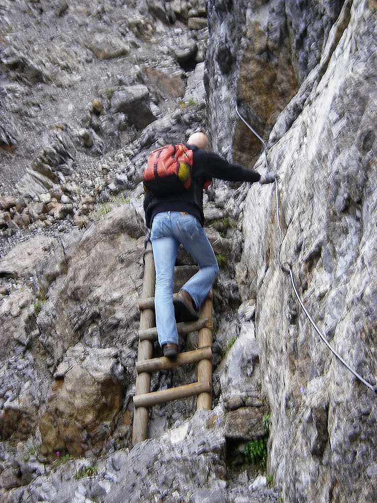 Liechtenstein Fürstensteig Wanderer auf Leiter