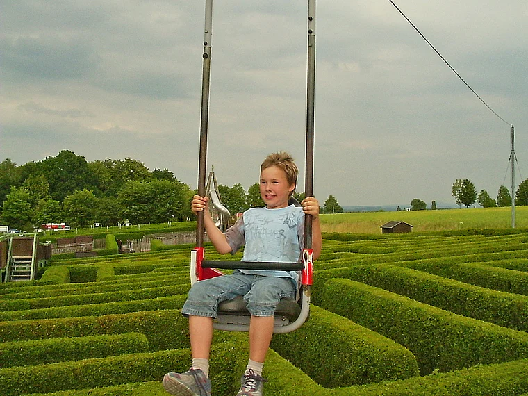 Kleinwelka Irrgarten Kind auf Seilbahn