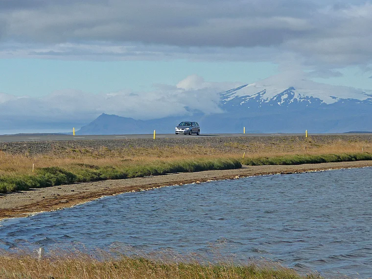 Island Snäfellsnes Straße mit Auto
