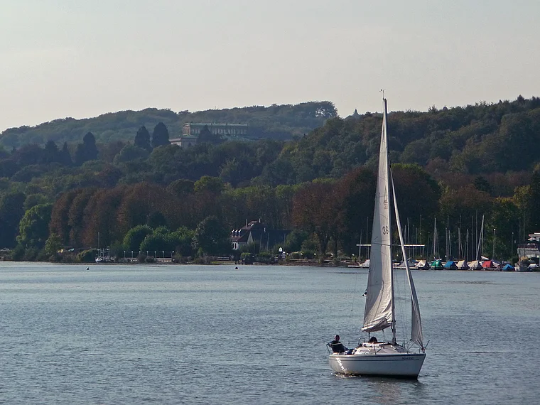 Essen Baldeneysee Segelboot vor Villa Hügel