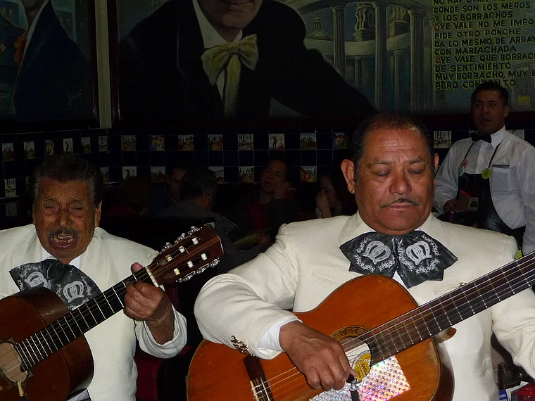 Mexico City Mariachi Musikanten Restaurant Gitarren