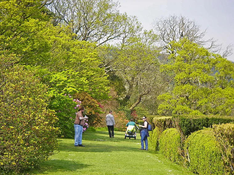 Lake District Muncaster Castle Park mit Touristen