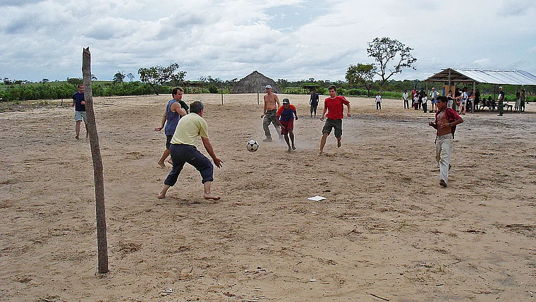 Venezuela Indios spielen Fußball gegen Touristen