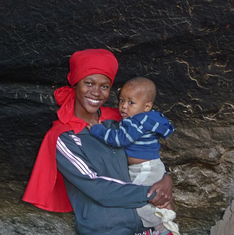 Clarens Südafrika Motouleng Höhle Mutter mit Kind