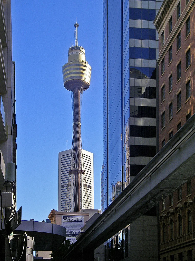Sydney Tower von unten