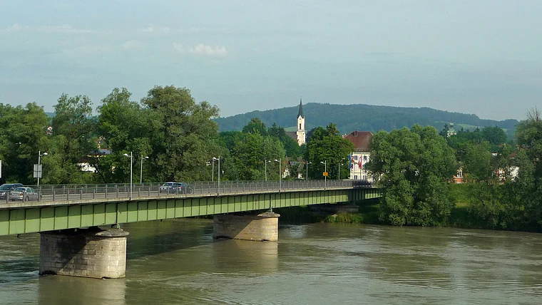 Braunau Blick auf Innbrücke und Simbach
