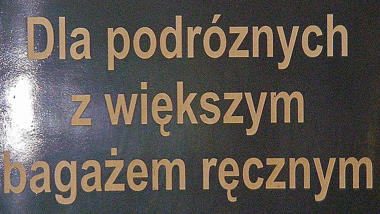 Schild mit Aufschrift in polnischer Sprache