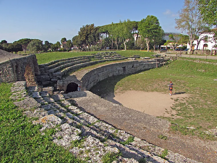 Paestum Amphitheater innen
