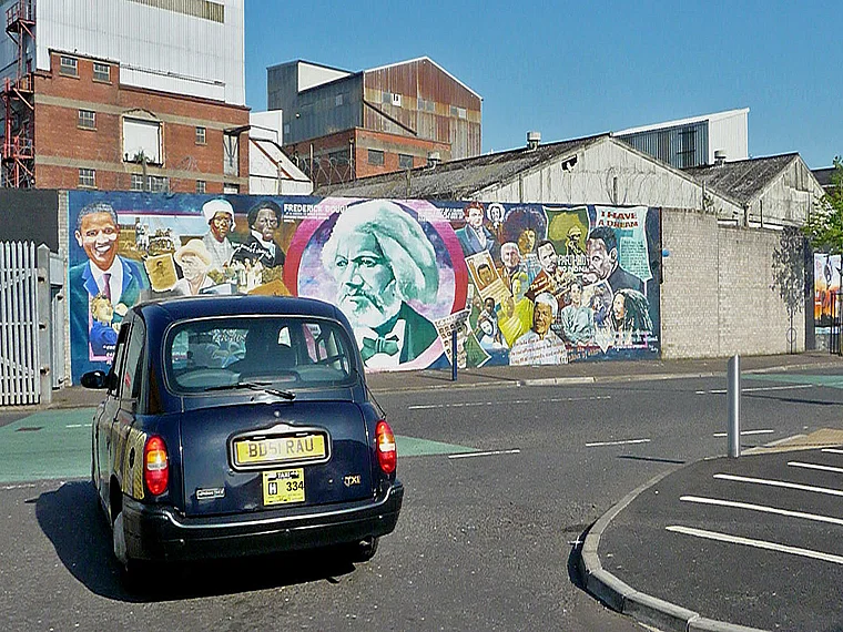 Belfast Black Cab von hinten